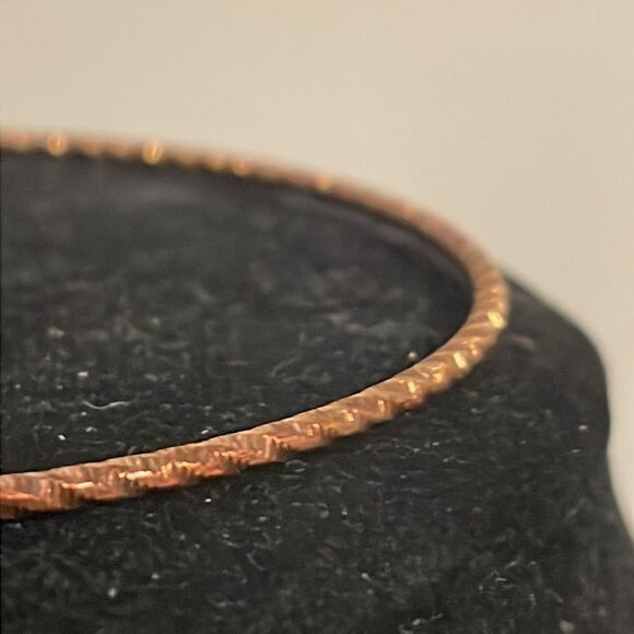 Retro 1990s rose gold tone textured diamond etched stackable bangle bracelet - Picture 7 of 9
